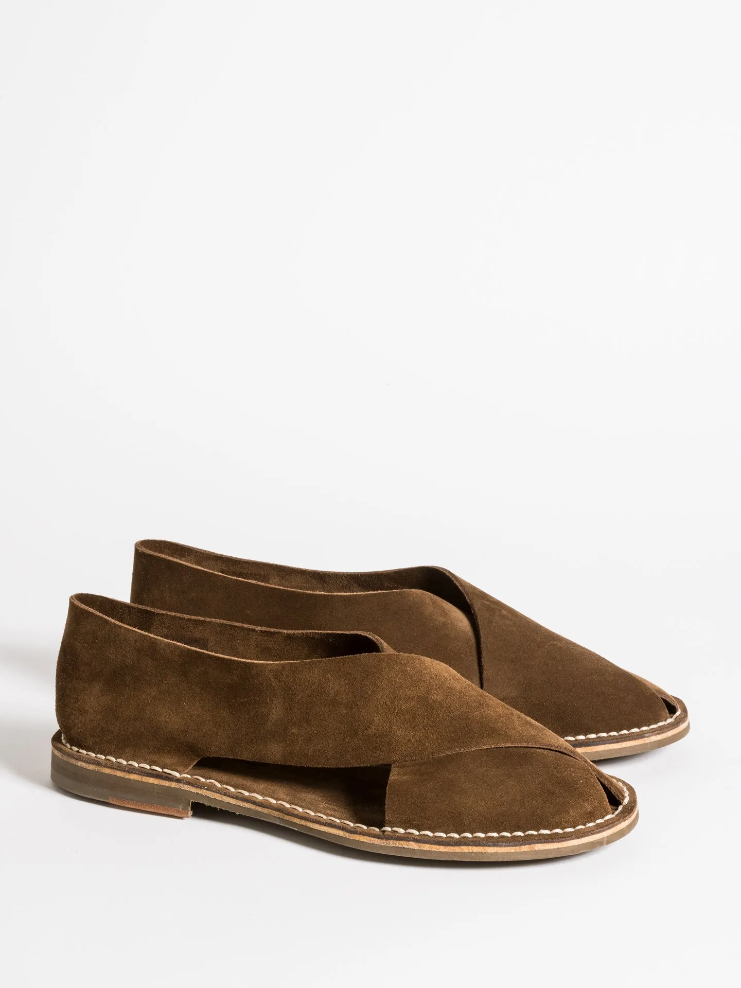 BIARRITZ BROWN Elevated durability cushioned user