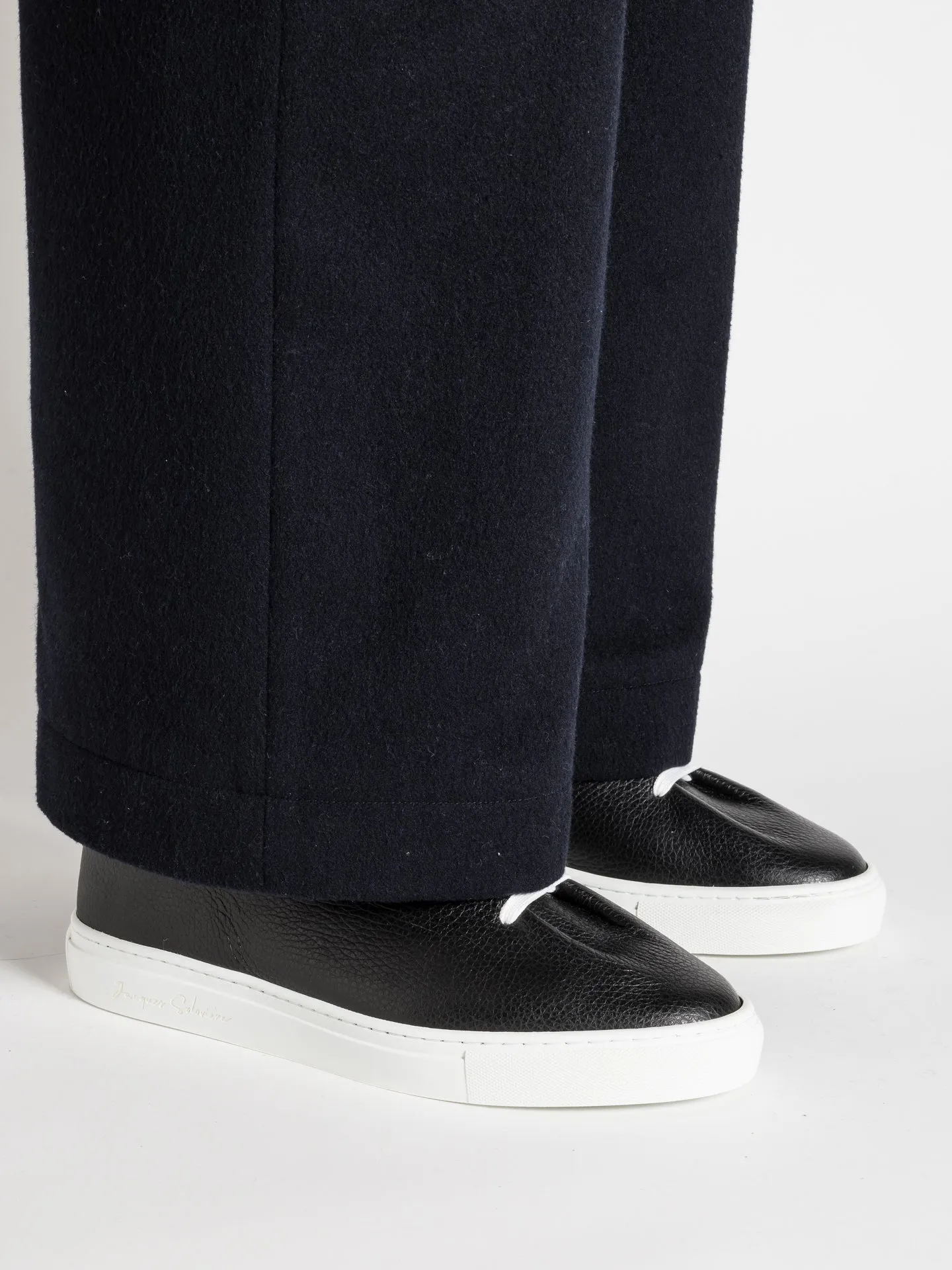 HERVE GRAINED BLACK Stable Walk