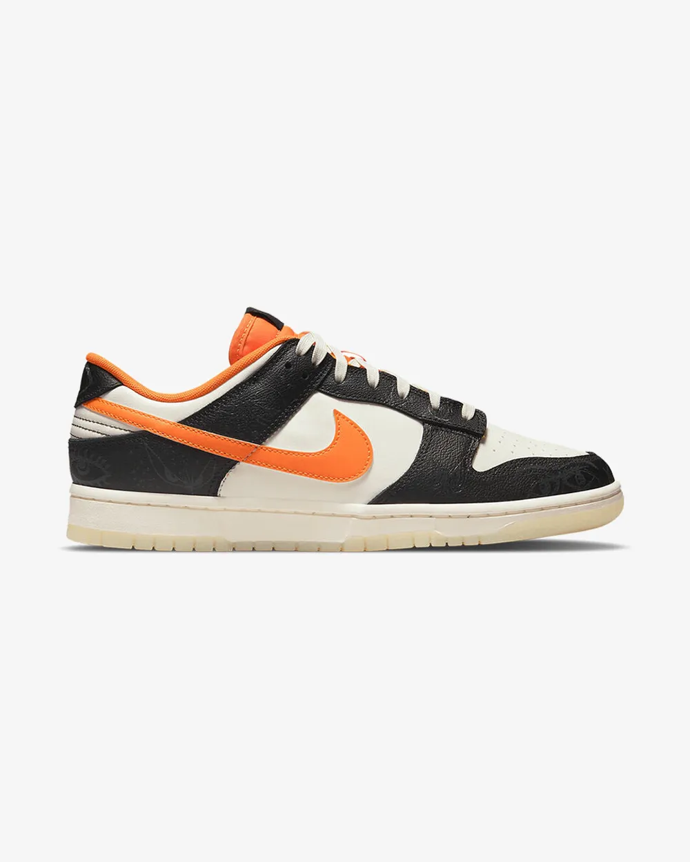 Modern Street Alley Walk NIKE DUNK LOW HALLOWEEN PRM 2021