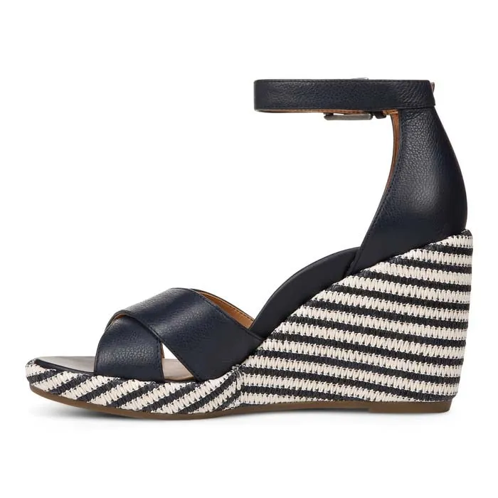 Relaxed Fit Shoes Comfortable summer shoes Womens Vionic Marina in Navy