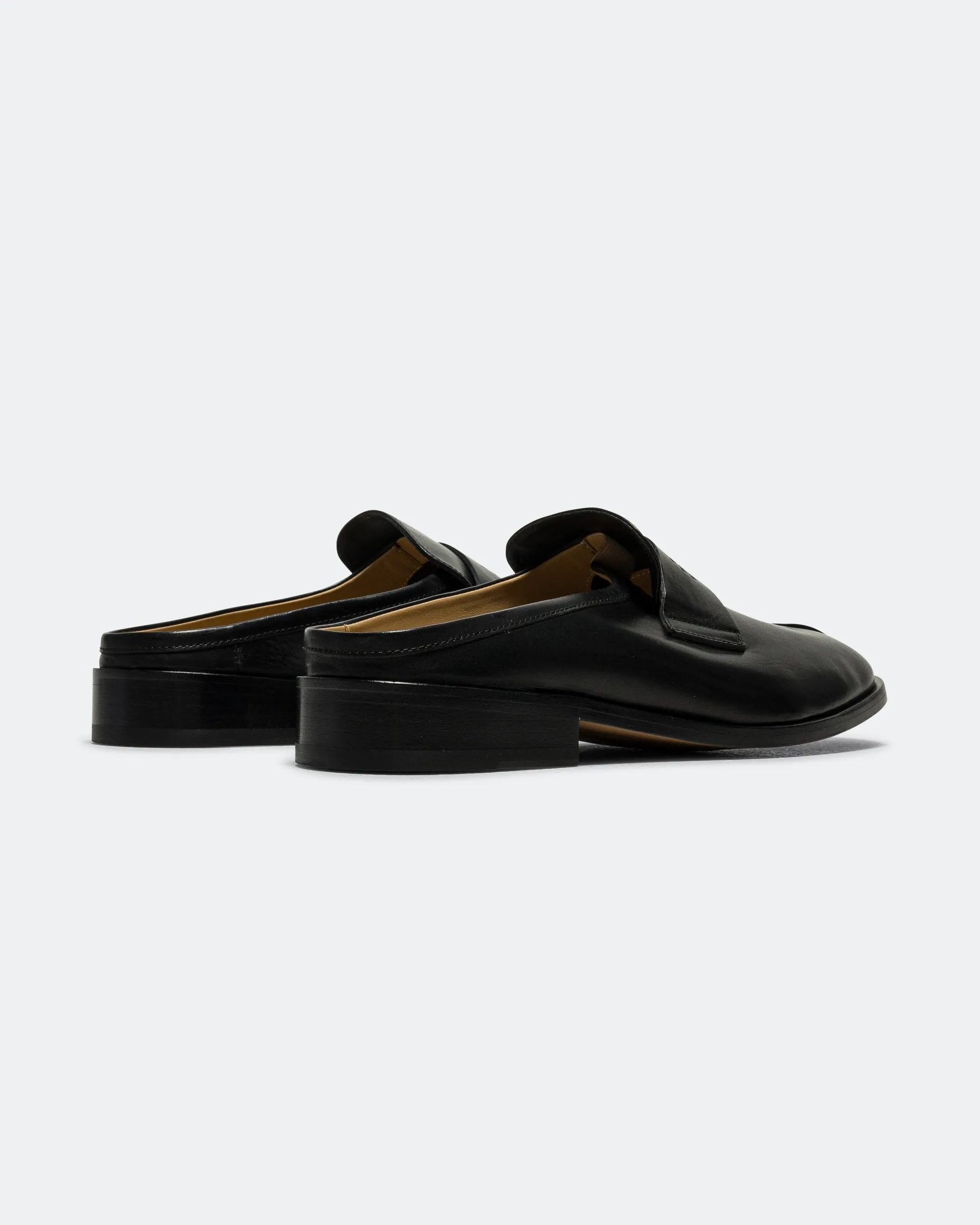 Shiny Leather Slipper - Black Pool Day