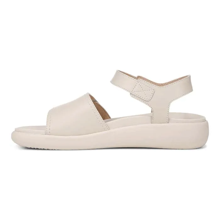 Relaxed Beach Shoes Flexible Layers Womens Vionic Awaken in Cream