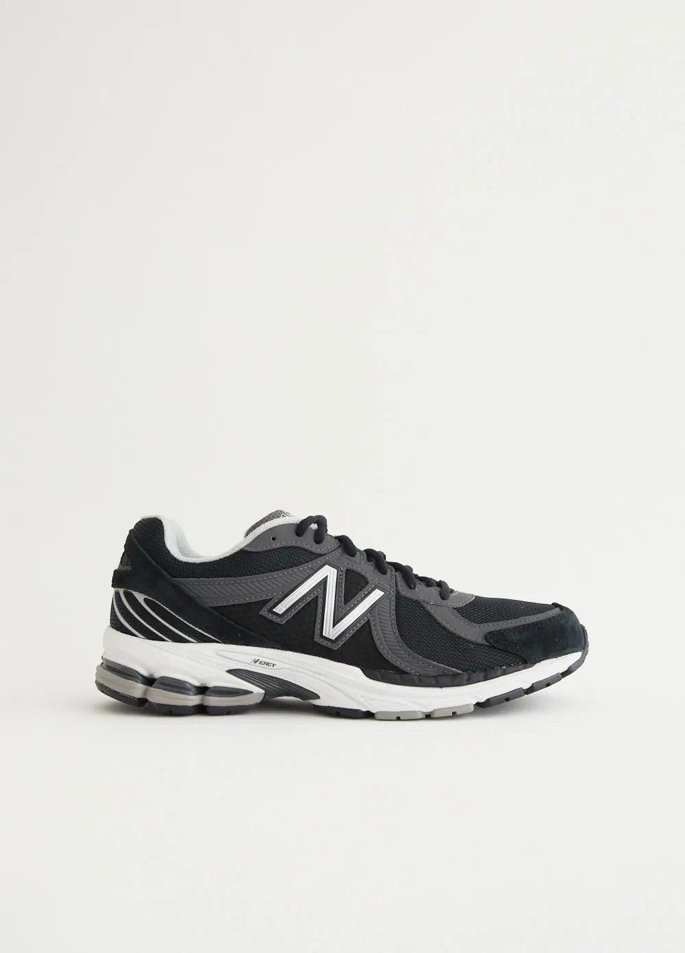 Reinforced heel all - terrain x New Balance 860v2 'Black' Sneakers