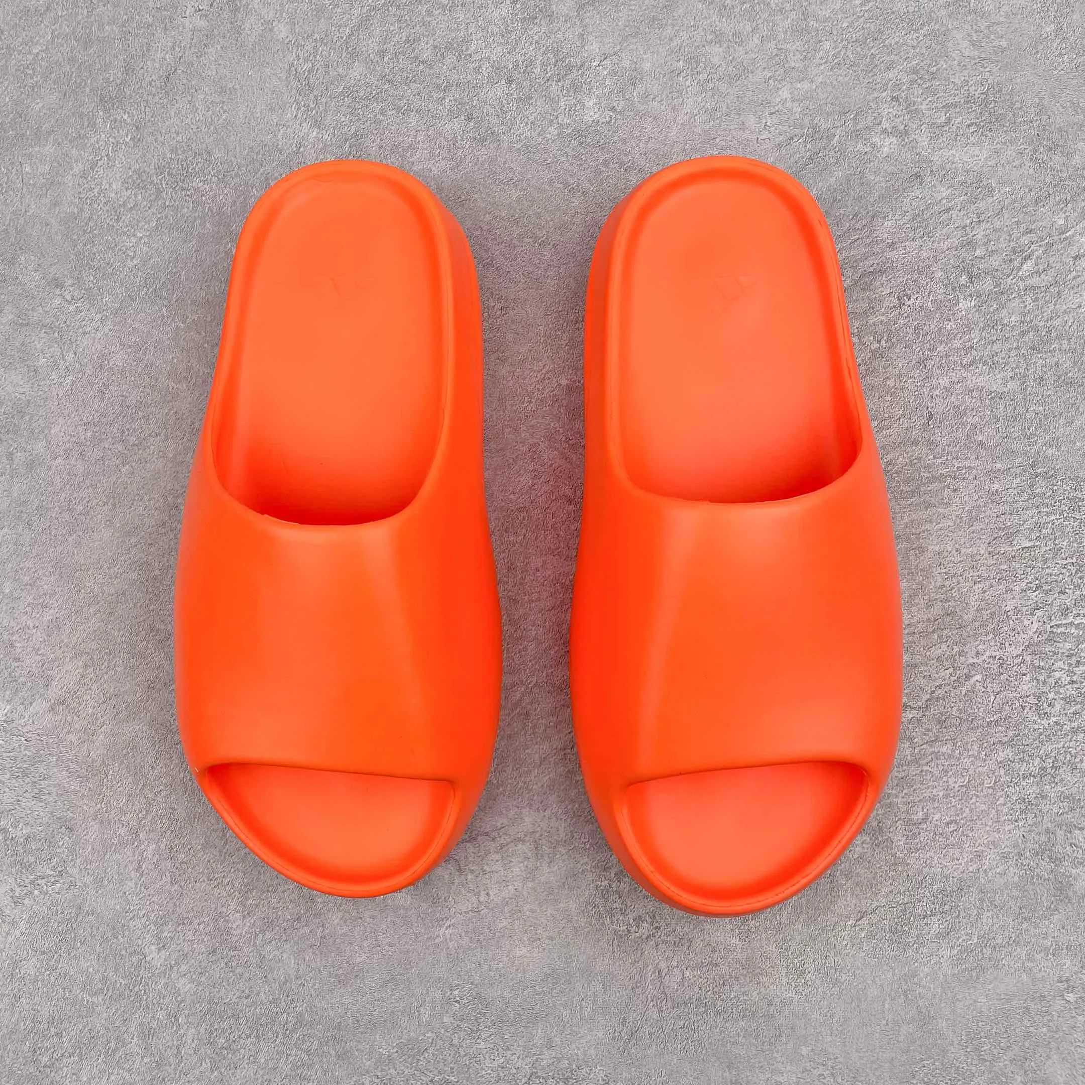 Minimalist Look YZY Slide Enfora Orange